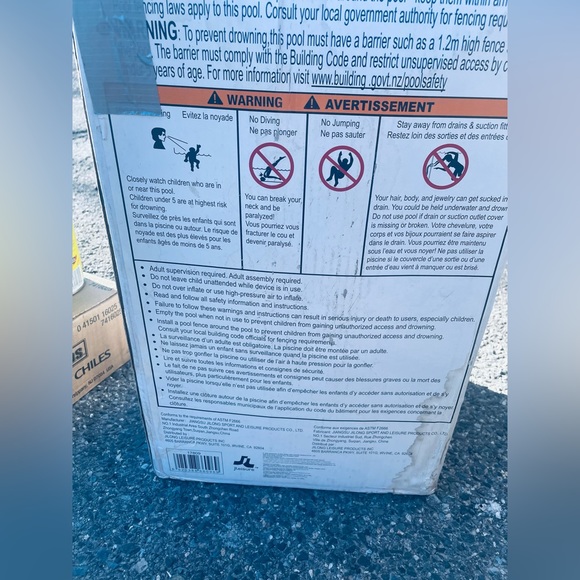 12 ft x 36 in deep inflatable pool - Picture 3 of 4